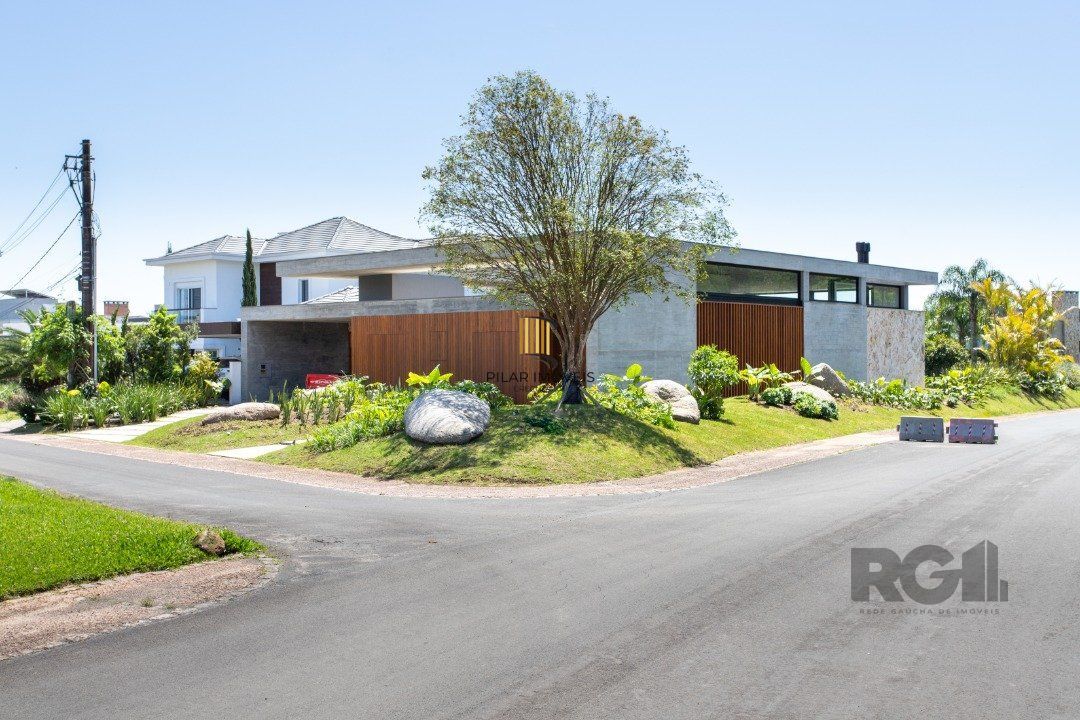 A Casa Le Mans, uma residência térrea de esquina com 389,48m2 de área coberta