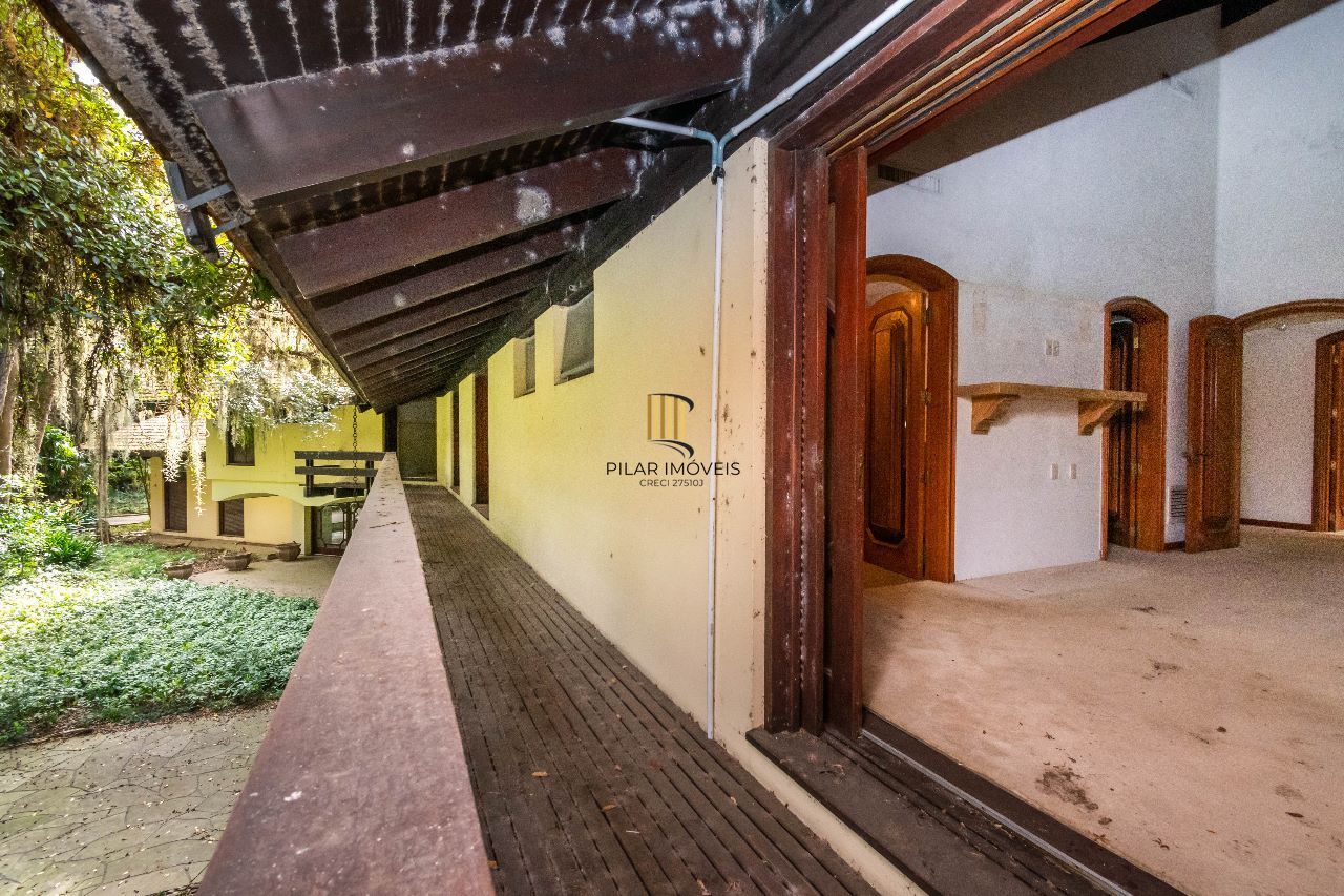 Casa à venda com1981m², 13 dormitórios, 4 suítes, 30 vagas, terreno de 1,2 hectares, no bairro Pedra Redonda em Porto Alegre
