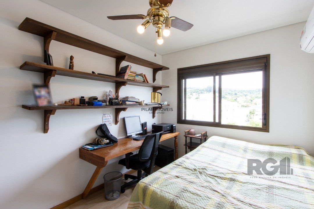 Apartamento possui 3 dormitórios, sendo 1 suíte, semi-mobiliado, com 107,27m² de área privativa, living para 2 ambientes, espaço gourmet com churrasqueira, cozinha com área de serviço; 2 vagas simples de garagem