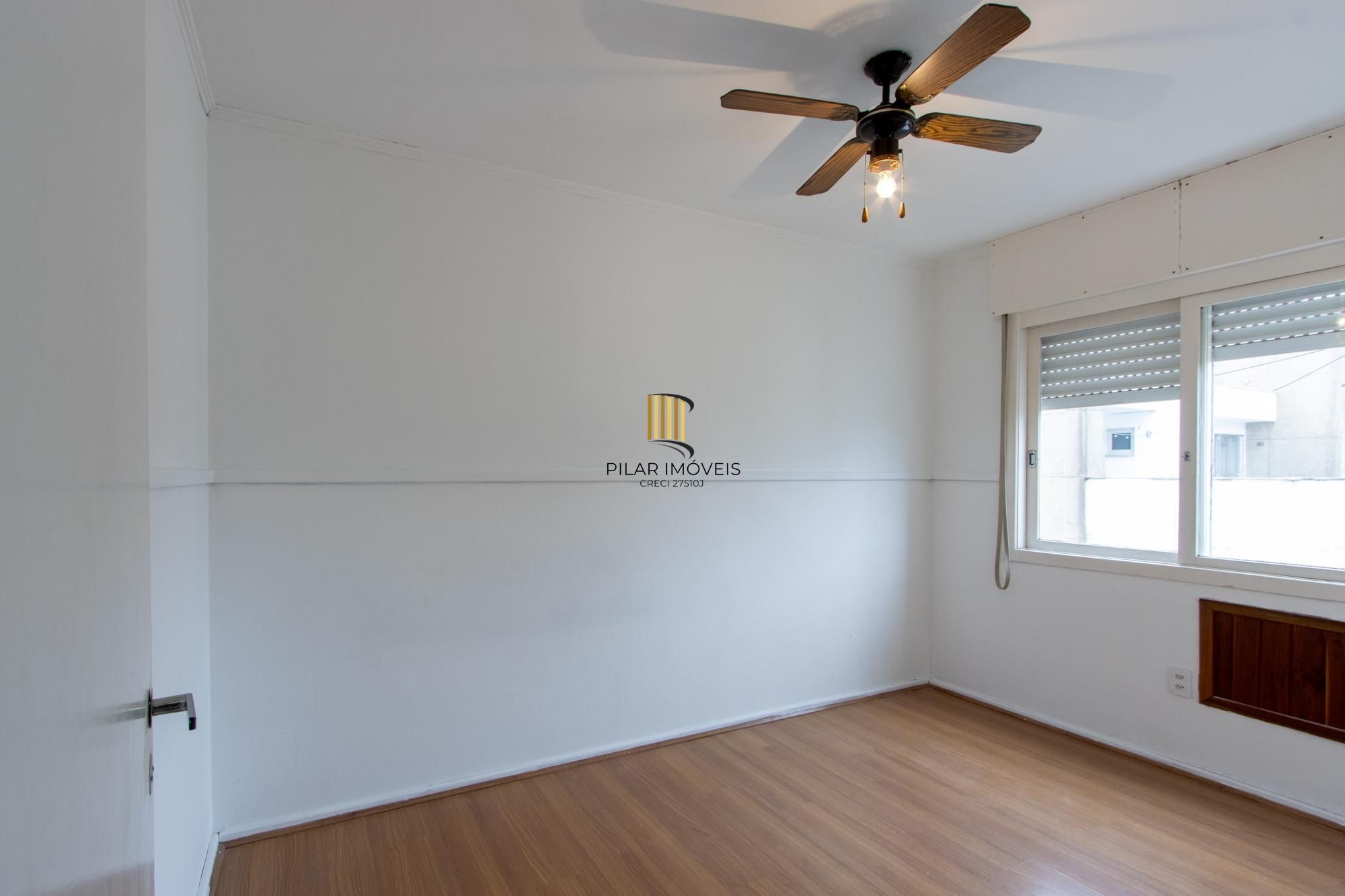 Cobertura com 137m², no Bairro Cristal, de 2 dormitórios, sento uma suíte, ampla sacada, churrasqueira, vista panorâmica, vaga coberta.