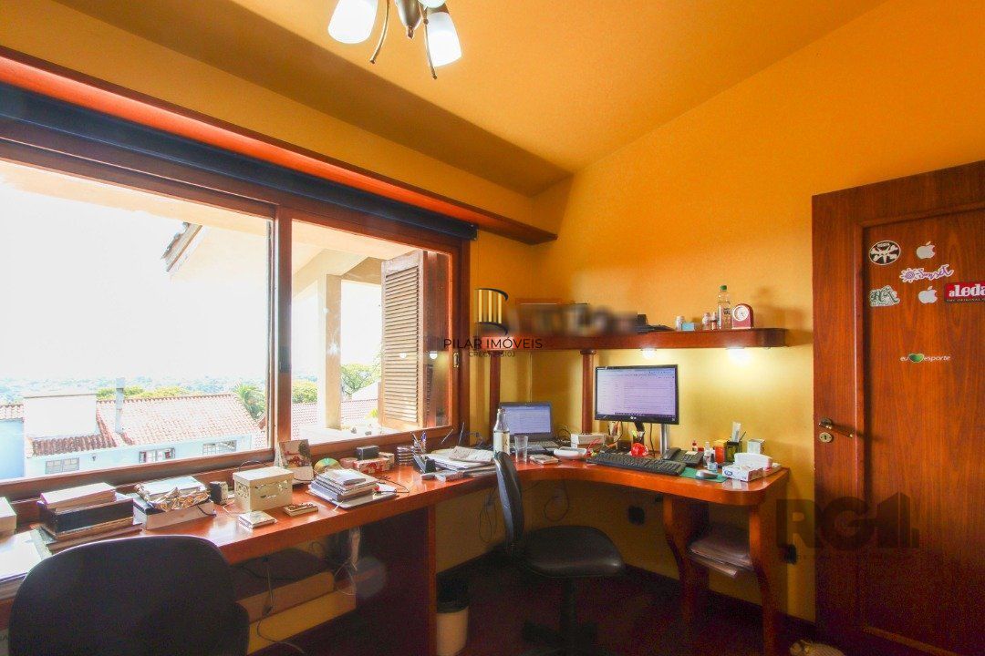 Casa com 4 dormitórios, sendo 1 suíte, com 2 vagas cobertas, no bairro Nonoai, Porto Alegre, RS