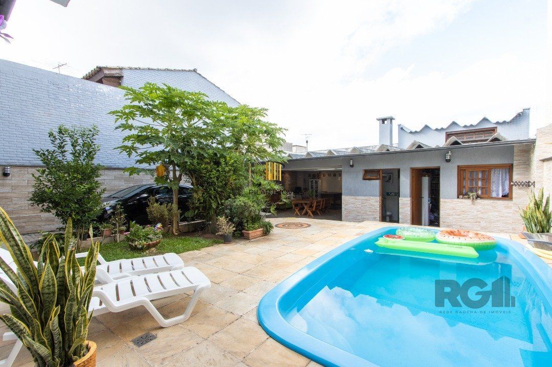 Casa 3 dormitórios no bairro Medianeira