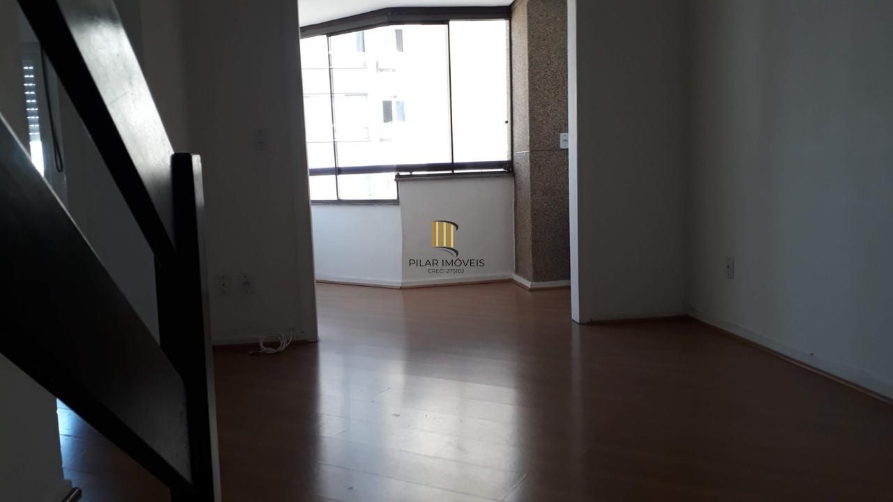 Cobertura com 137m², no Bairro Cristal, de 2 dormitórios, sento uma suíte, ampla sacada, churrasqueira, vista panorâmica, vaga coberta.