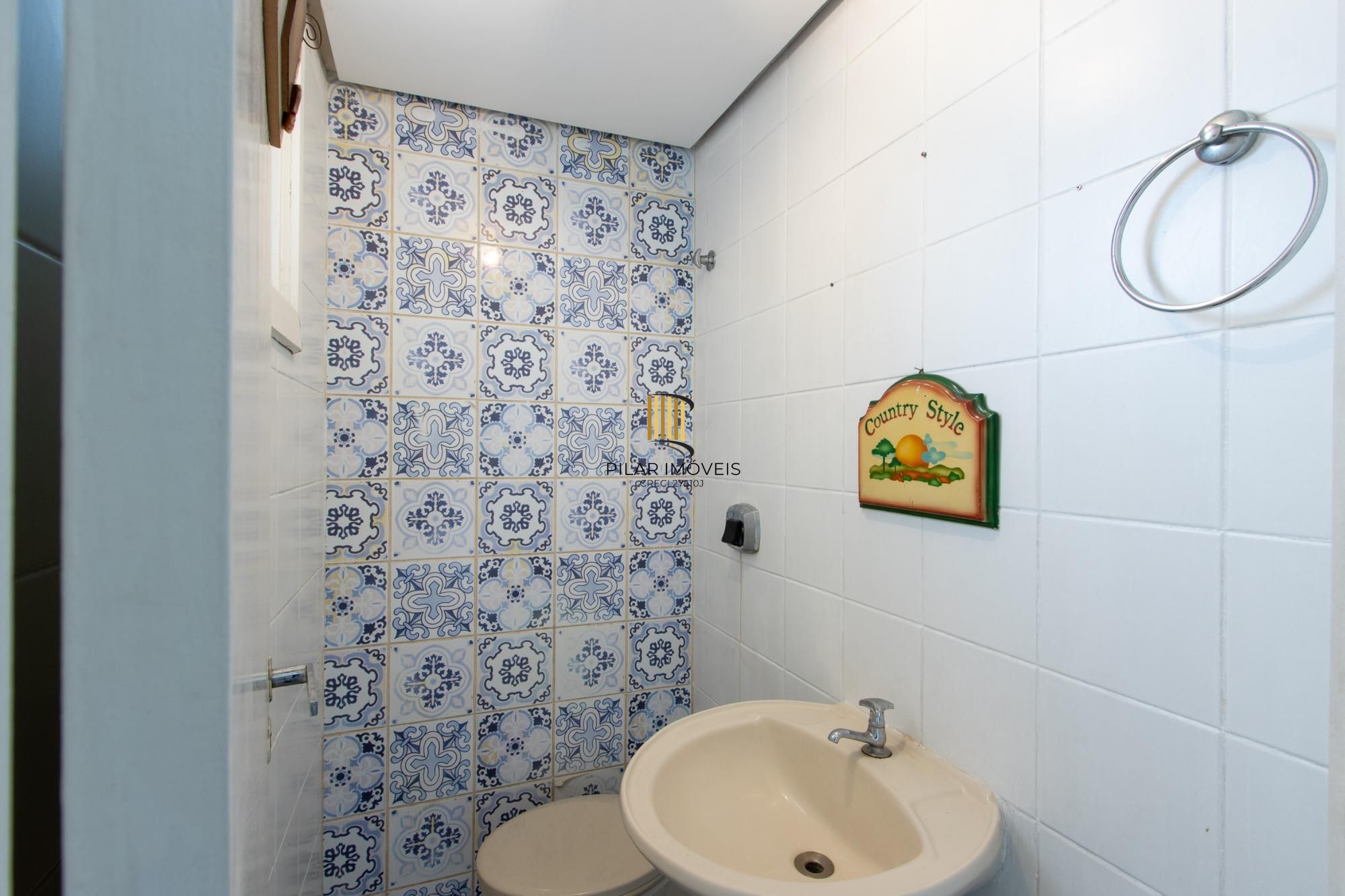 Cobertura com 137m², no Bairro Cristal, de 2 dormitórios, sento uma suíte, ampla sacada, churrasqueira, vista panorâmica, vaga coberta.