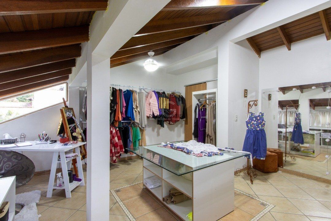 Casa 4 dormitórios no bairro Hípica