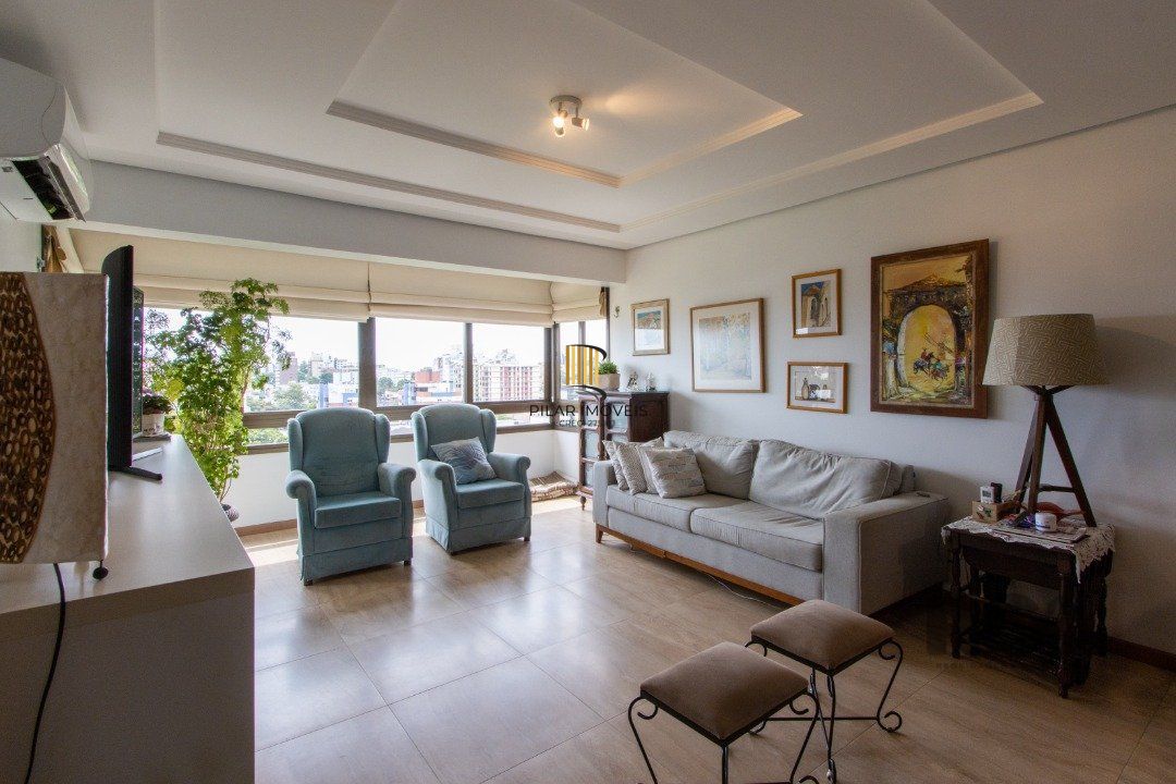 Apartamento possui 3 dormitórios, sendo 1 suíte, semi-mobiliado, com 107,27m² de área privativa, living para 2 ambientes, espaço gourmet com churrasqueira, cozinha com área de serviço; 2 vagas simples de garagem