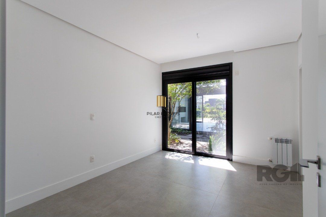 A Casa Le Mans, uma residência térrea de esquina com 389,48m2 de área coberta