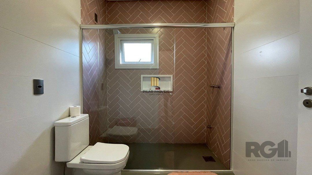 Linda Casa Ampla com 3 Suítes Construída Recentemente em Condomínio no Bairro Nobre de Gramado
