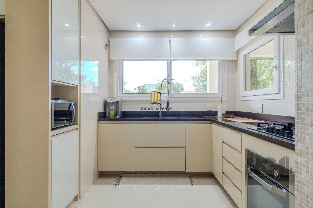 Casa semimobiliada e possui 3 suítes (sendo 1 delas master com closet e hidro)