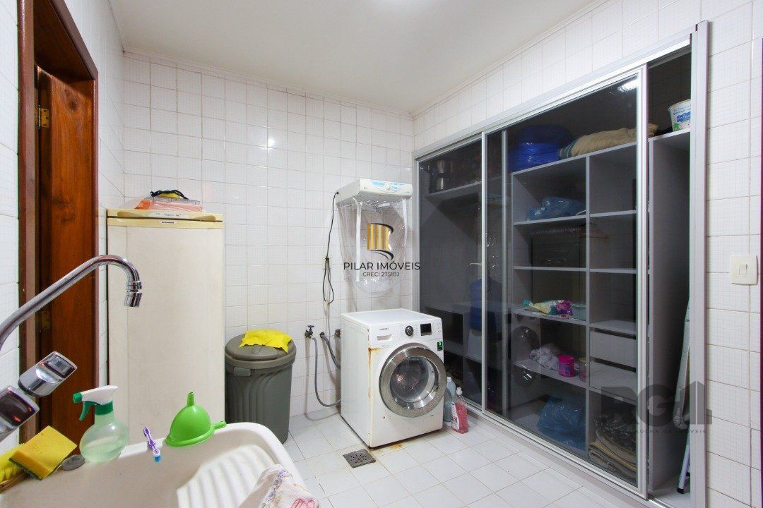 Casa com 4 dormitórios, sendo 1 suíte, com 2 vagas cobertas, no bairro Nonoai, Porto Alegre, RS