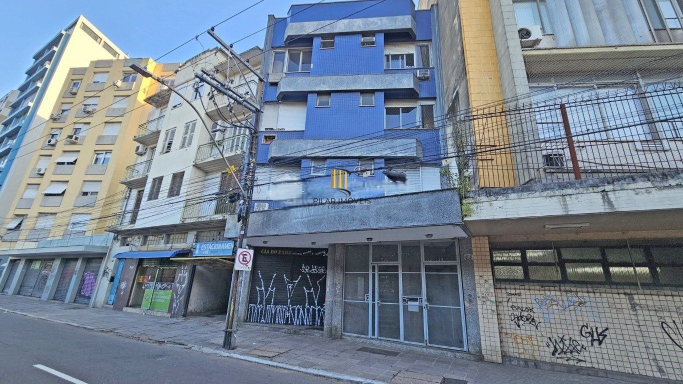 Apartamento de 1 dormitório, com um pequeno pátio no bairro Centro Histórico.