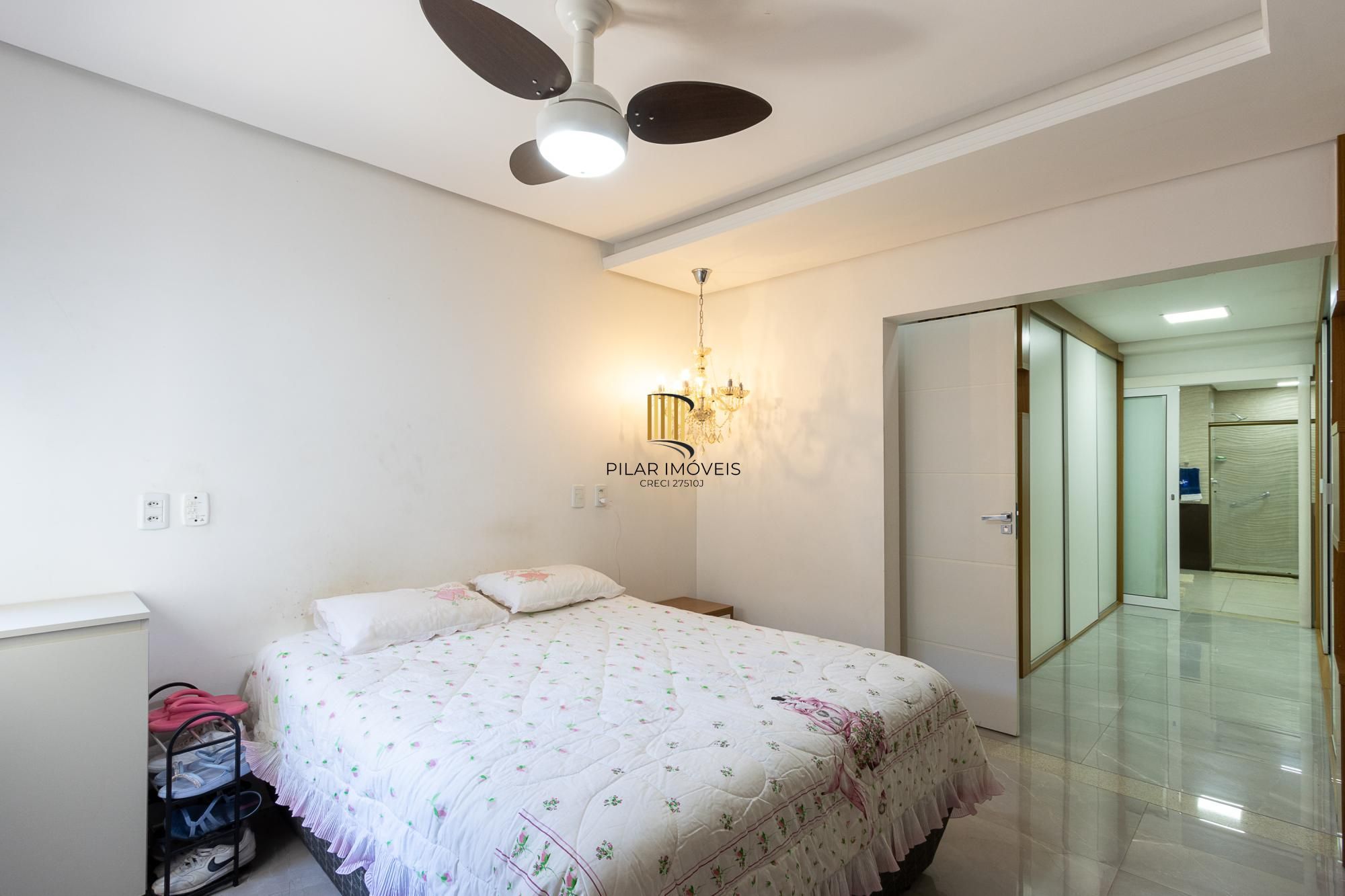 Excelente casa de 3 dormitórios, 3 suítes e 2 vagas no bairro Cavalhada.