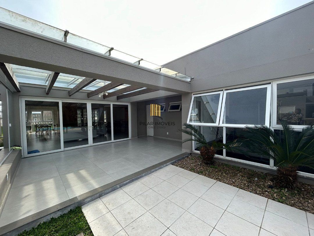 Casa em condominio com excelente padrão construtivo, possui 3 dormitórios, sendo 1 suíte máster com closet e sacada