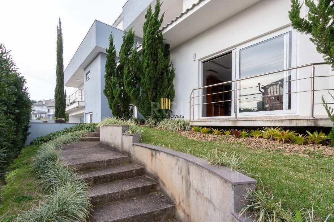 Casa para Venda - 377m², 4 dormitórios, sendo 3 suites, 3 vagas - Guarujá
