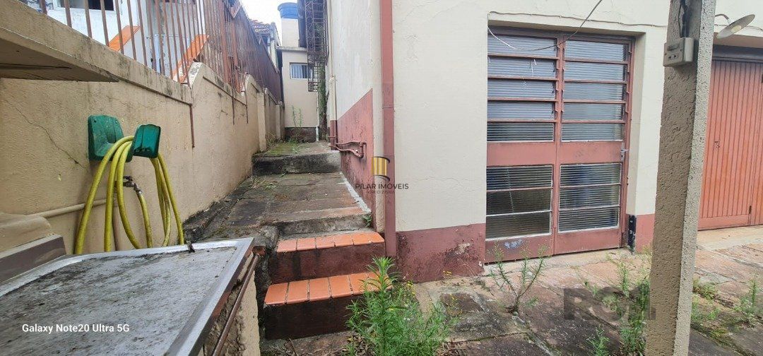 Casa com 2 dormitórios e 2 banheiros, área privativa de 100m²