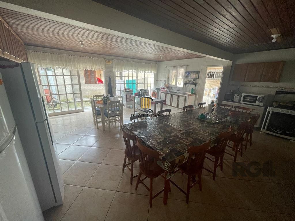 Casa com 6 dormitórios em Atlântida