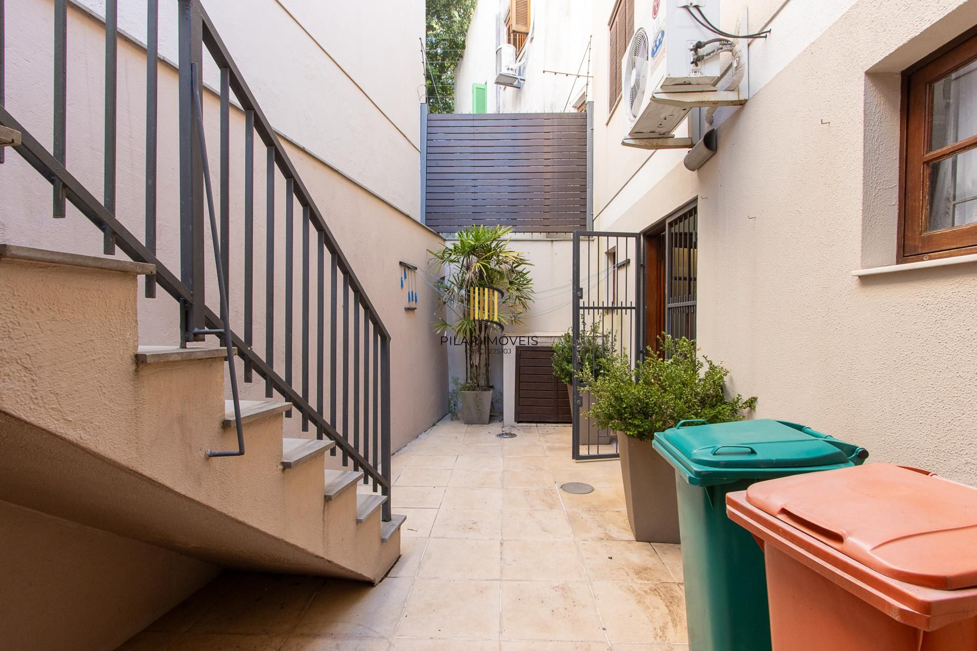 Excelente casa de 3 dormitórios, 1 suíte, pátio, piscina e vaga para 2 carros cobertas.