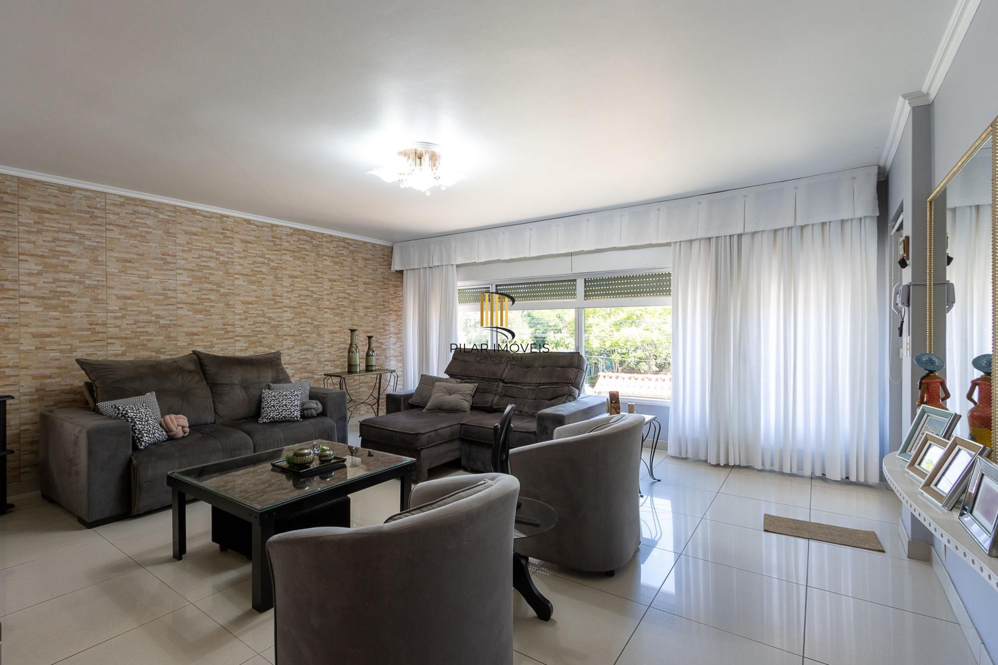 Casa de alvenaria, 4 dormitórios, 2 suítes, bairro Cristal.