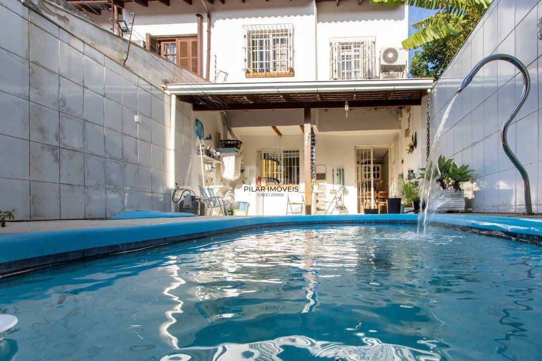 Casa 3 dormitórios no bairro Guarujá