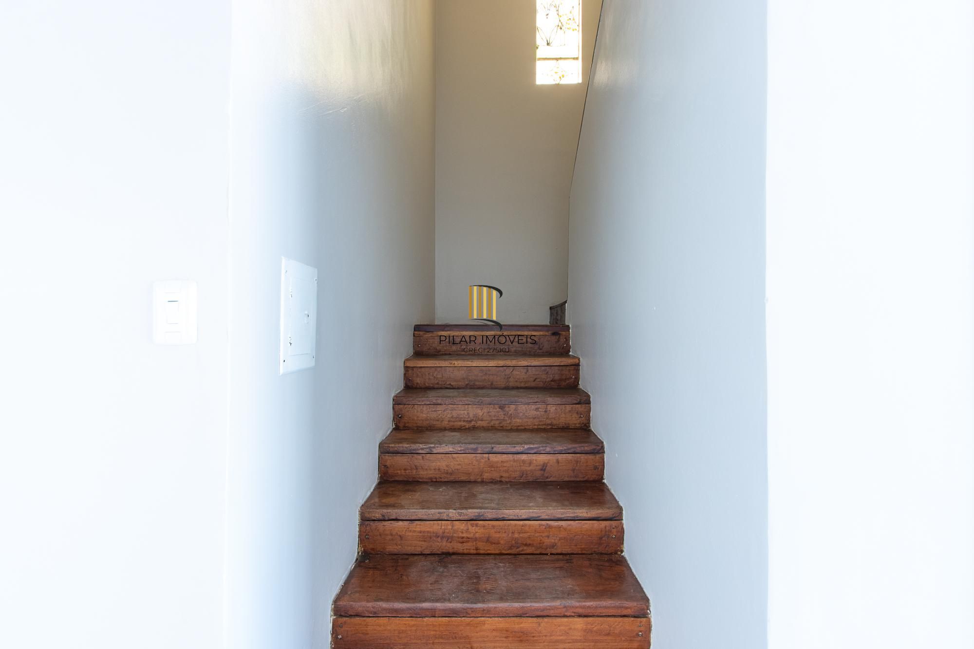 Casa de alvenaria, com 3 quartos, 1 suíte e 3 vagas de garagem.