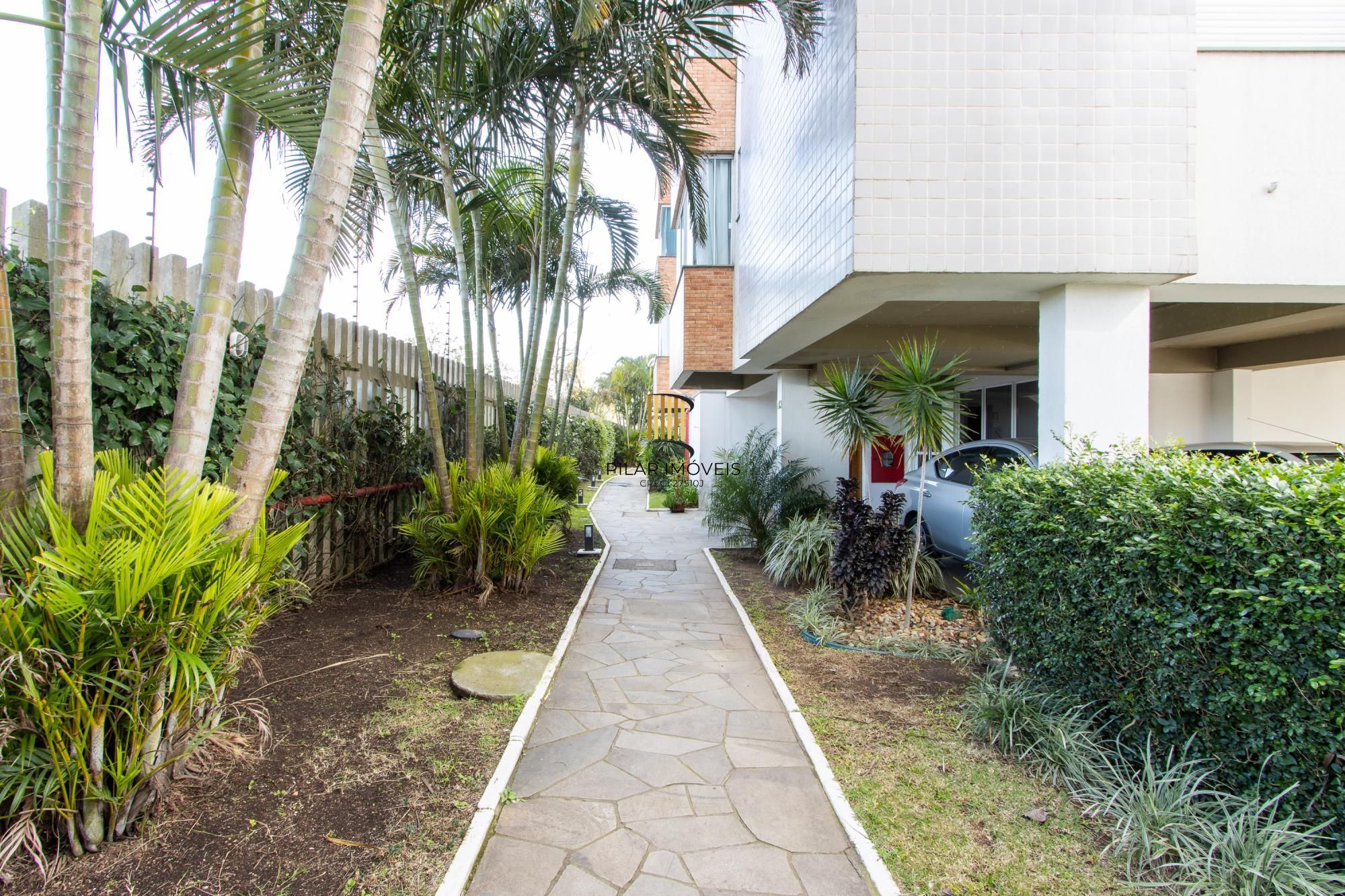 Apartamento de 2 dormitórios, na zona sul de Porto Alegre, semi-mobiliado, churrasqueira e box escriturado.