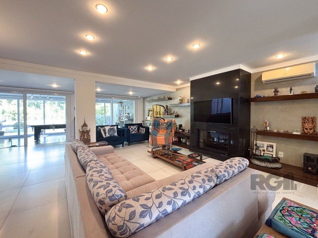 Casa em condomínio com pátio, piscina, 3 suítes e 2 vagas