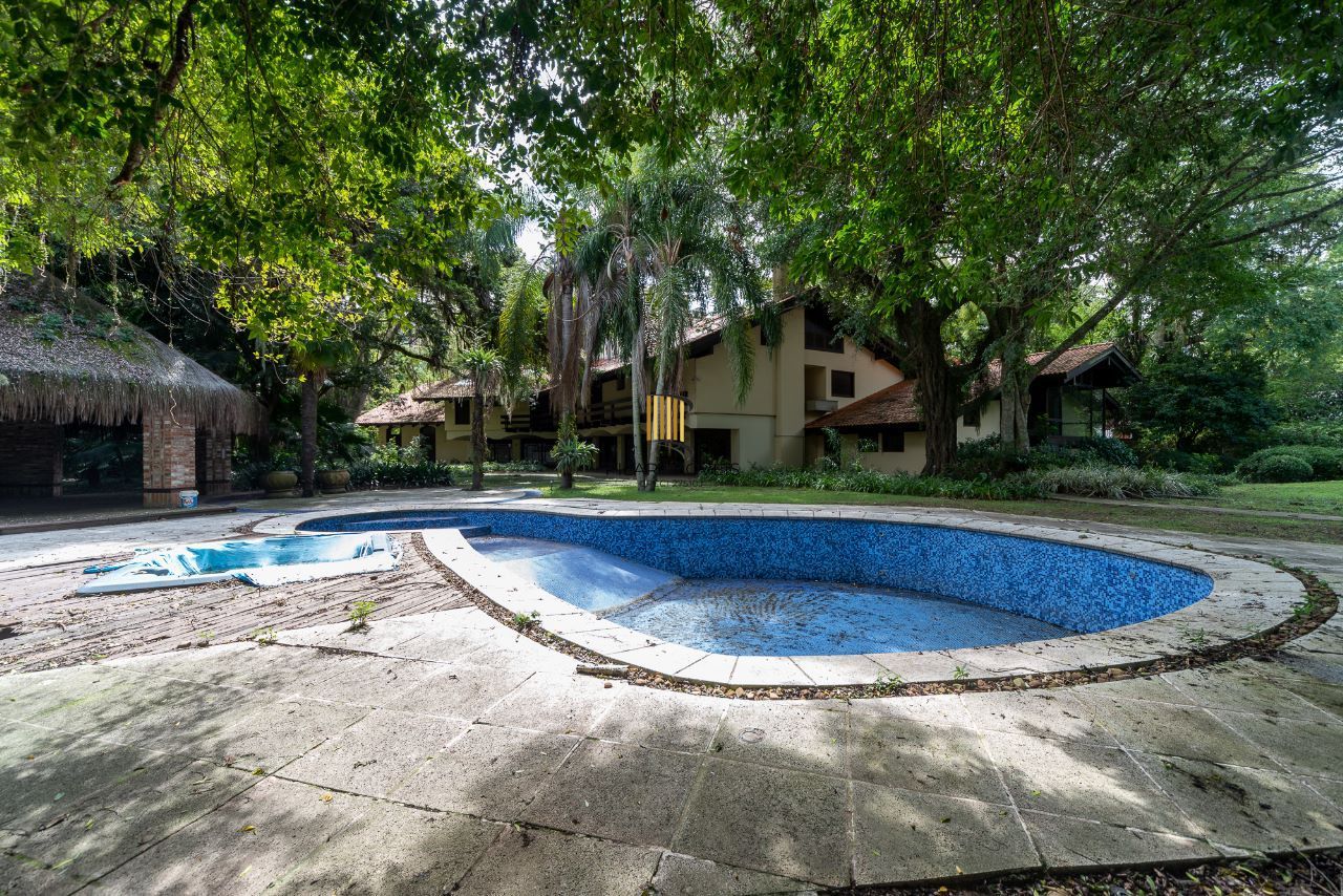 Casa à venda com1981m², 13 dormitórios, 4 suítes, 30 vagas, terreno de 1,2 hectares, no bairro Pedra Redonda em Porto Alegre