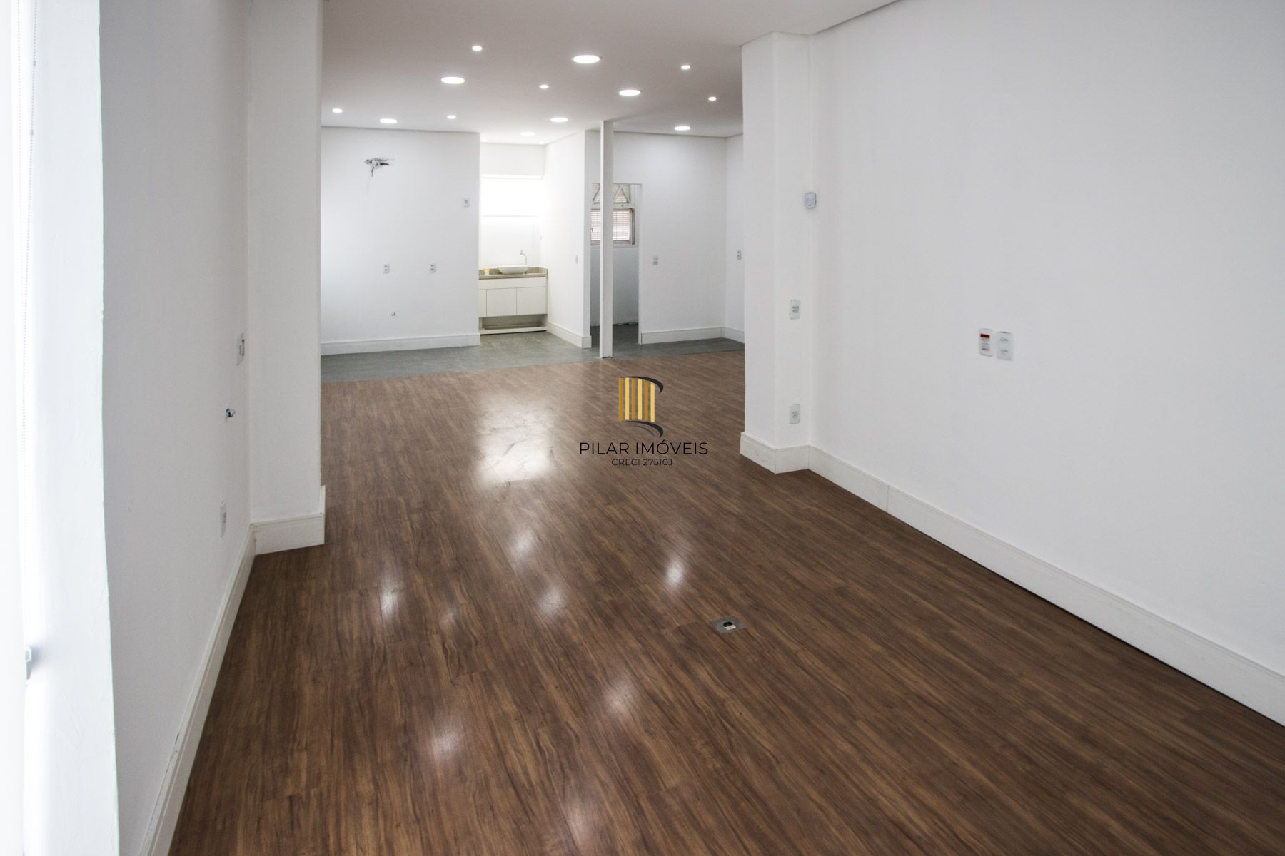Casa comercial com aproximadamente 157m² privativos