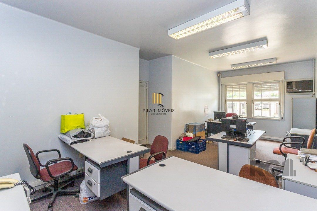 Casa  4 dormitórios, sendo 1 suíte no bairro Menino Deus em Porto Alegre