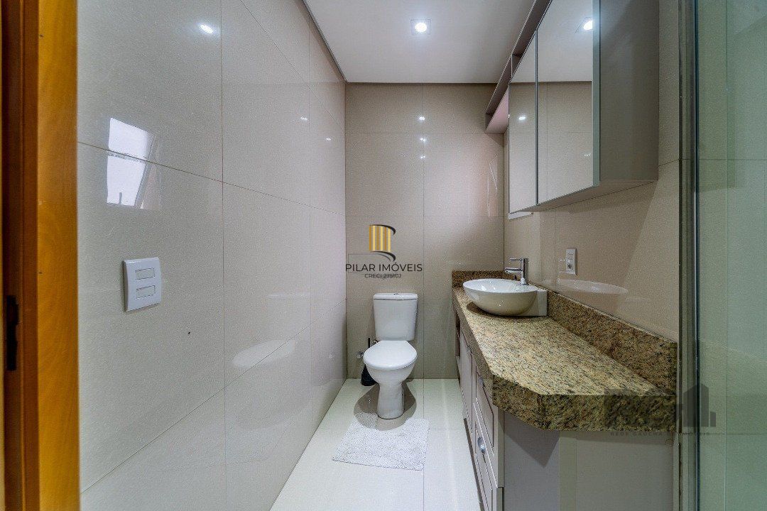 Casa em condominio com excelente padrão construtivo, possui 3 dormitórios, sendo 1 suíte máster com closet e sacada