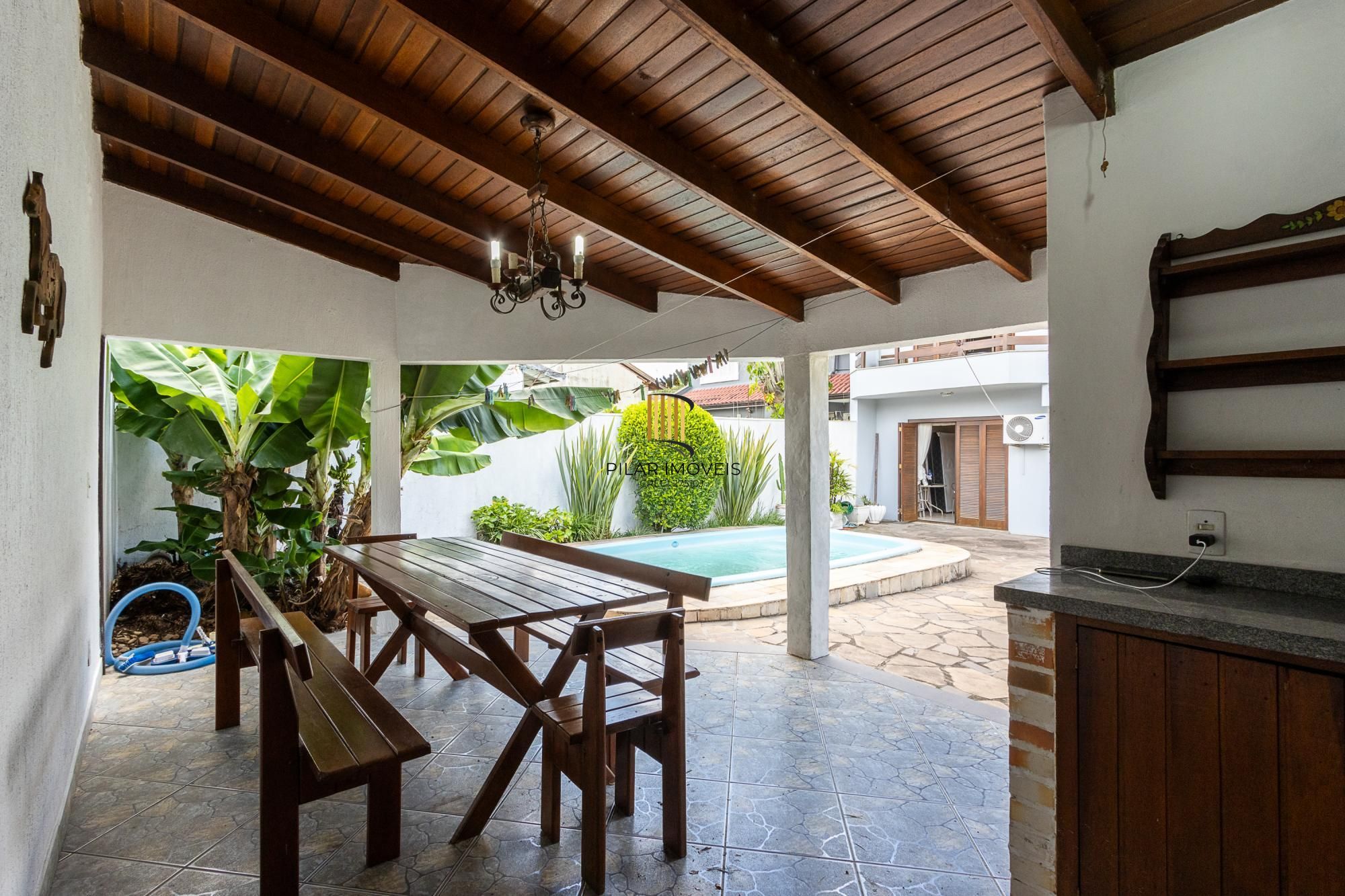 Sobrado, 3 quartos, 2 vagas, pátio com piscina - Bairro Nonoai