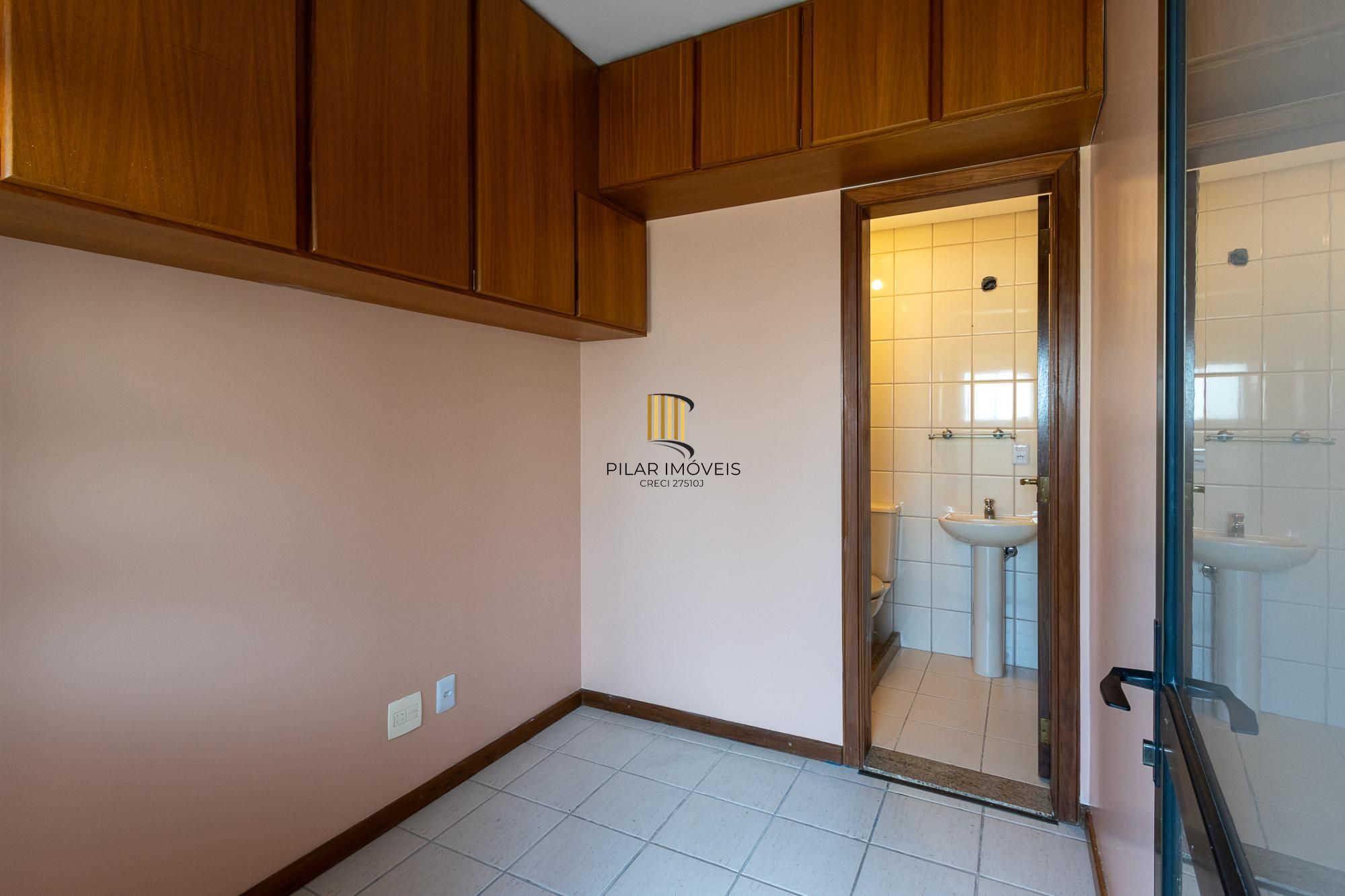 Apartamento 3 quartos, 1 suite, dependência, sacada com churrasqueira, 2 vagas - Bairro Menino Deus