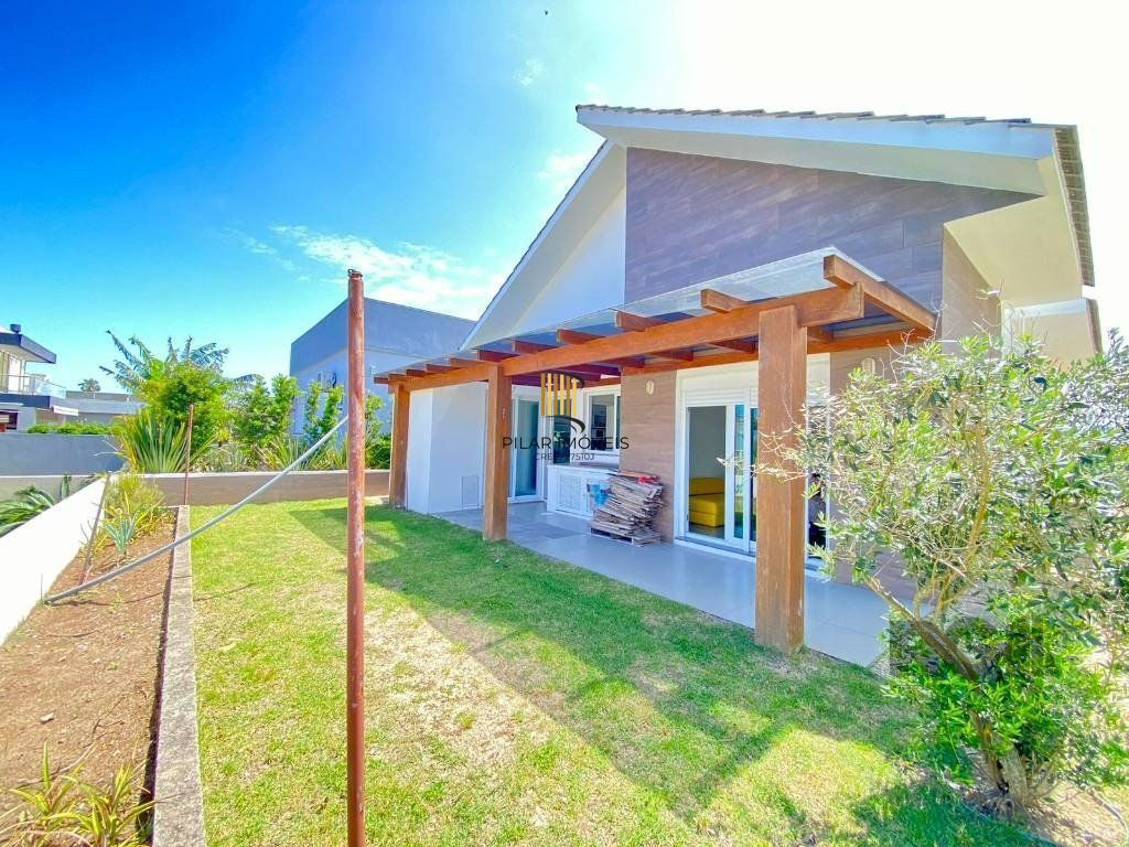 Casa a venda em Condomínio fechado na Beira mar de Atlântida Sul com 3 quartos e 164m²