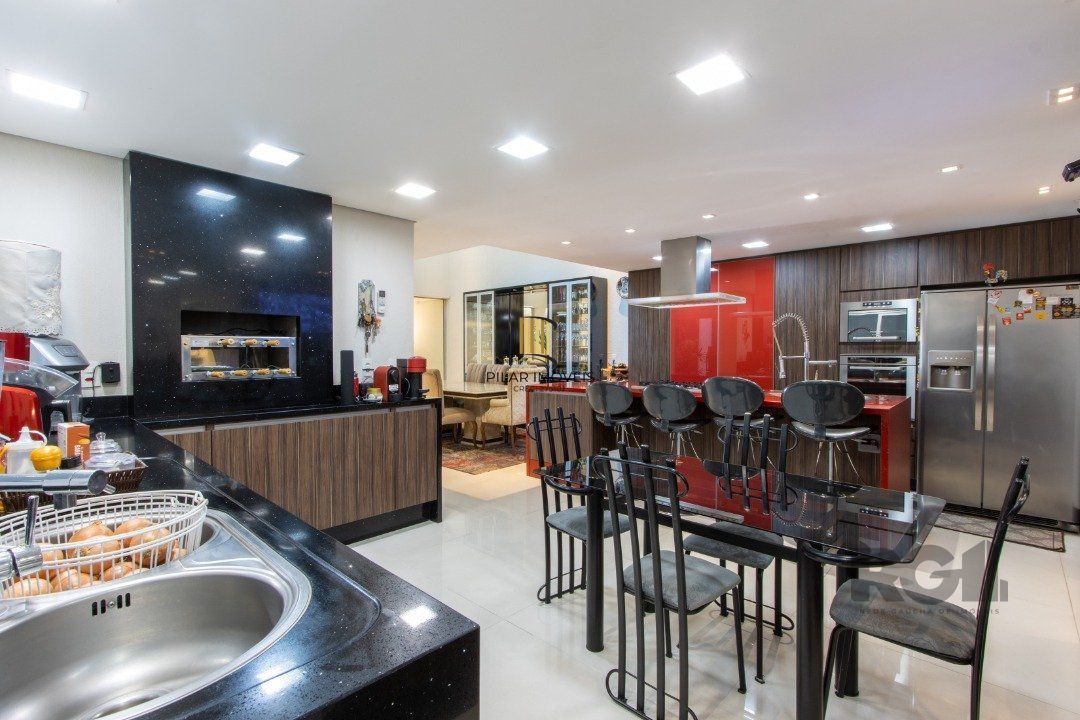 Casa com 5 suites com area privativa 714,00
