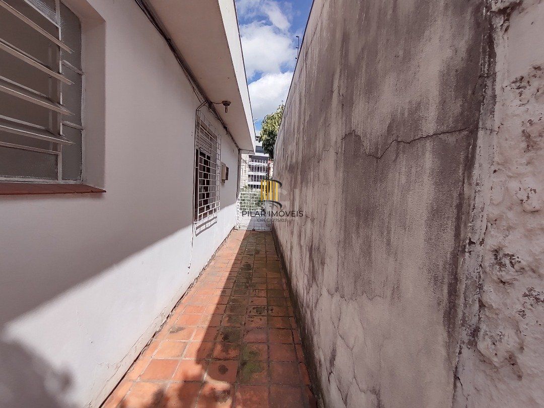 Casa à venda com 3 quartos, 1 vaga e pátio - Bairro Medianeira