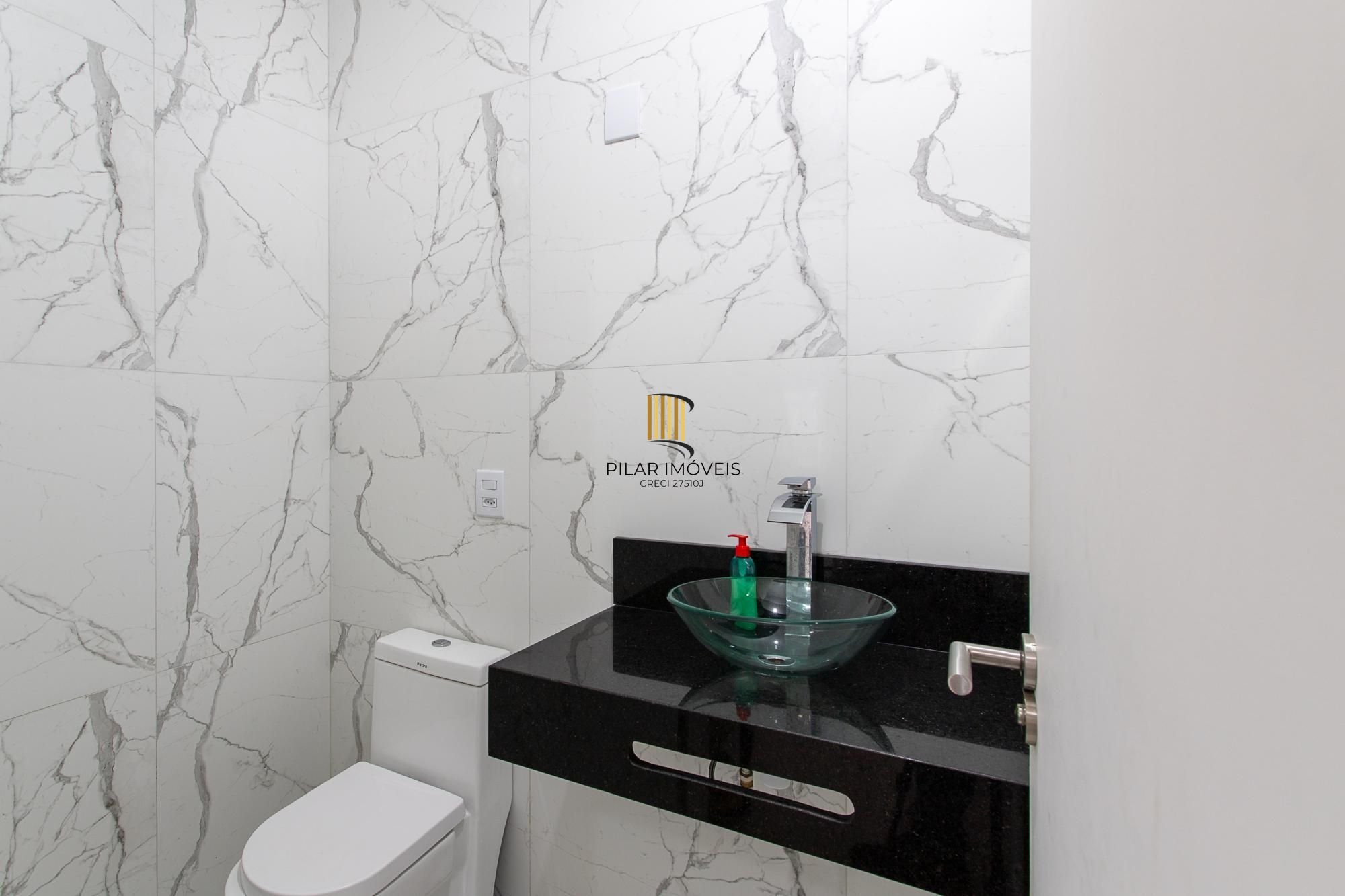 Casa térrea no Condominio Terra Ville, com patio e piscina.