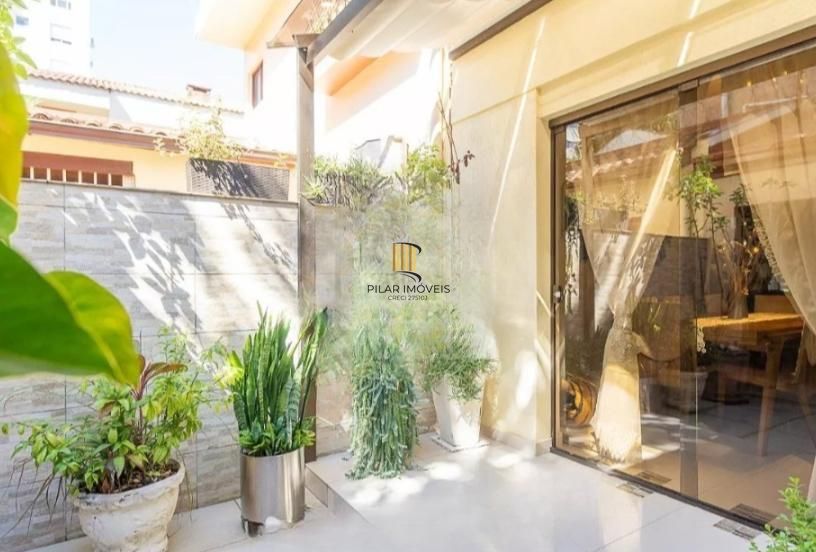 Linda casa com 3 dormitórios, sendo 1 Suíte, Sala Ampla no Condomínio de Ótima Localização
