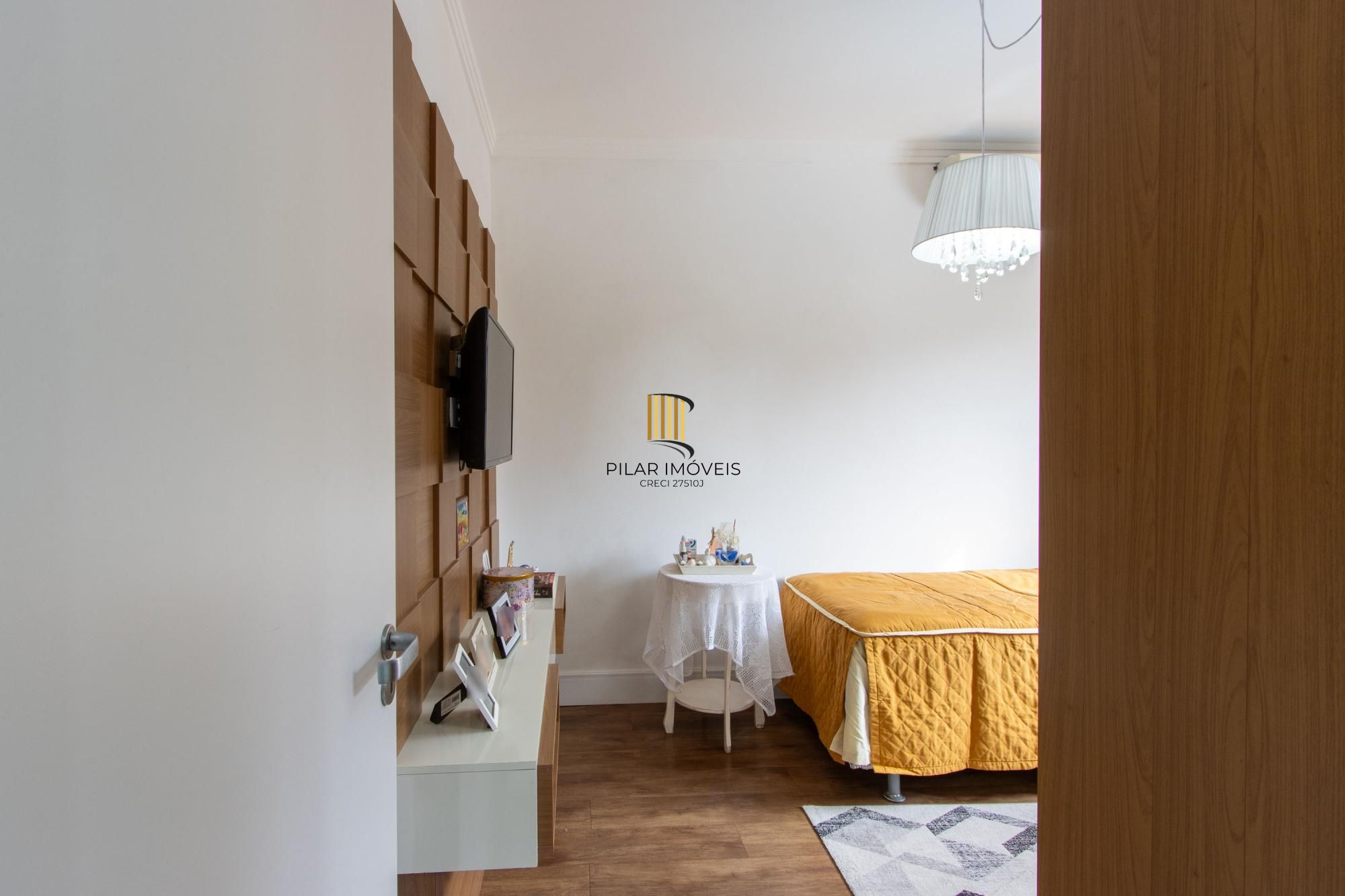 Excelente casa de alvenaria, 4 dormitórios, 2 suítes e 2 vagas de garagem.