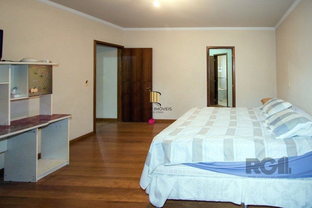 Sobrado com 6 suites, lareira, lavabo, pátio - Bairro Belém Velho