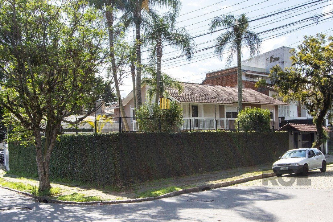 Casa a venda no bairro Guarujá com 4 dormitórios, piscina e salão de festas