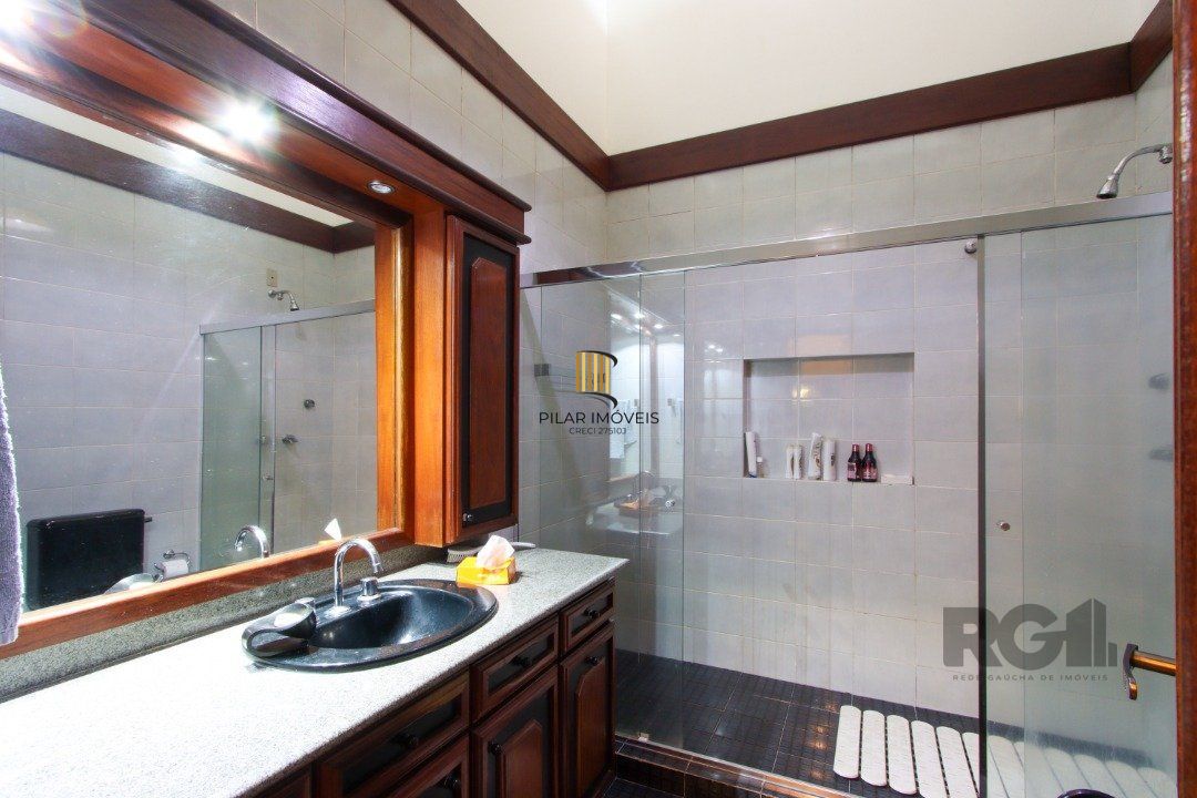 Casa com 4 dormitórios, sendo 1 suíte, com 2 vagas cobertas, no bairro Nonoai, Porto Alegre, RS