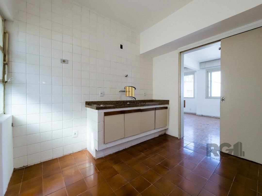 Apartamento, 3 quartos, 1 suite, dependência de empregada, elevador - Centro Histórico - Porto Alegre