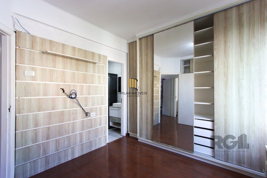 Apartamento semi-mobiliado, possui 3 dormitórios, sendo 1 suíte