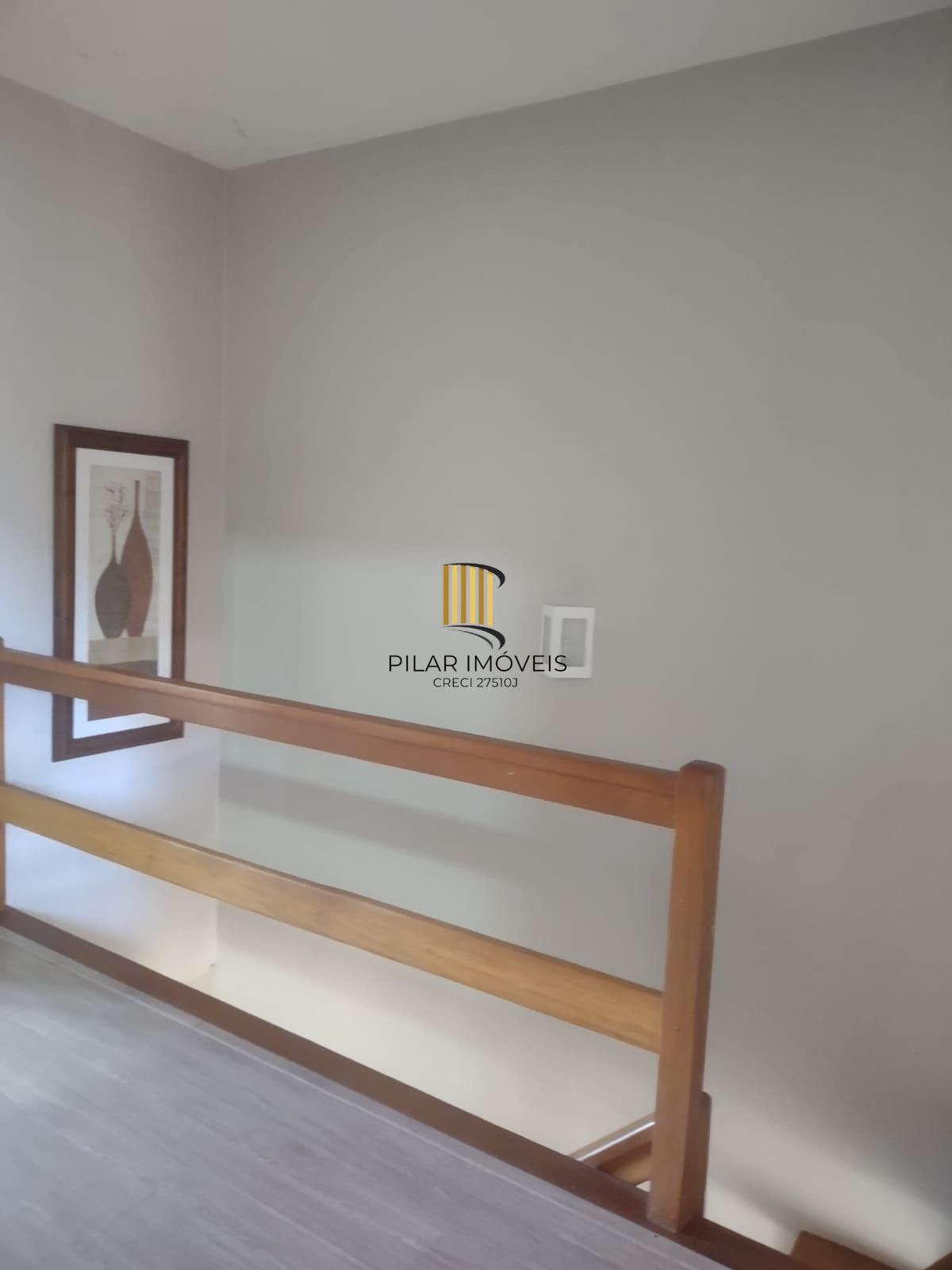 Casa de condomínio, 3 quartos, 1 suíte, piscina e 2 vagas de garagem;