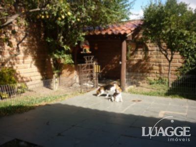 casa com 4 dormitórios, sendo uma suíte , e 530 area privativa