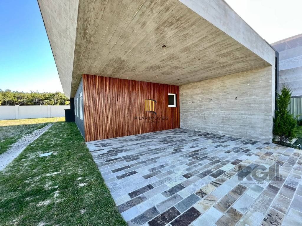 Casa térrea, com 225M², 04 suítes, sendo uma suíte americana, lavabo, living integrado, área de serviço.