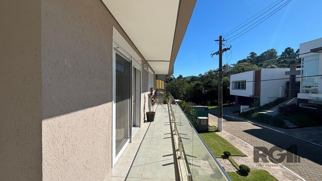 Casa em condomínio com 4 suítes, 4 vagas de garagem, pátio com piscina