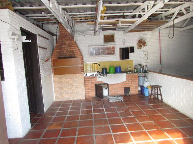 Casa térrea, com 3 dormitórios, 1 suíte, no bairro Nonoai.