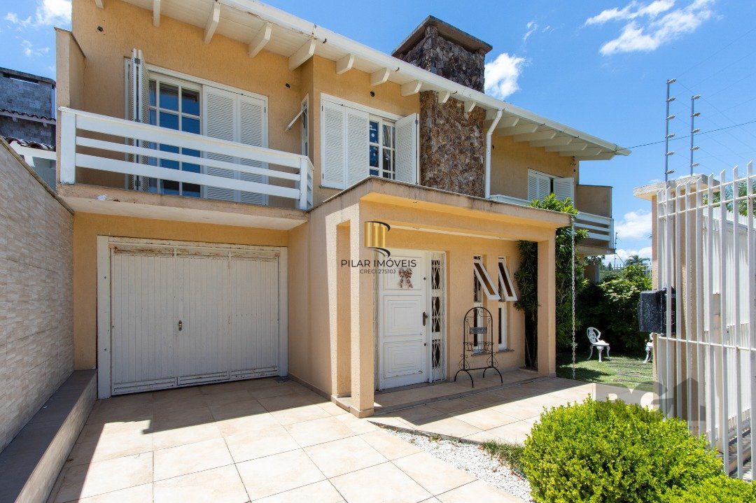 Casa com 452m² de área construída, 02 suítes, banheira de hidro, closet, 02 banheiros sociais, 03 living com 02 ambientes, 02 lareiras