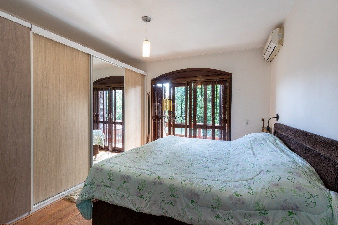 Casa para Venda - 300m², 5 dormitórios, 2 vagas - Cavalhada